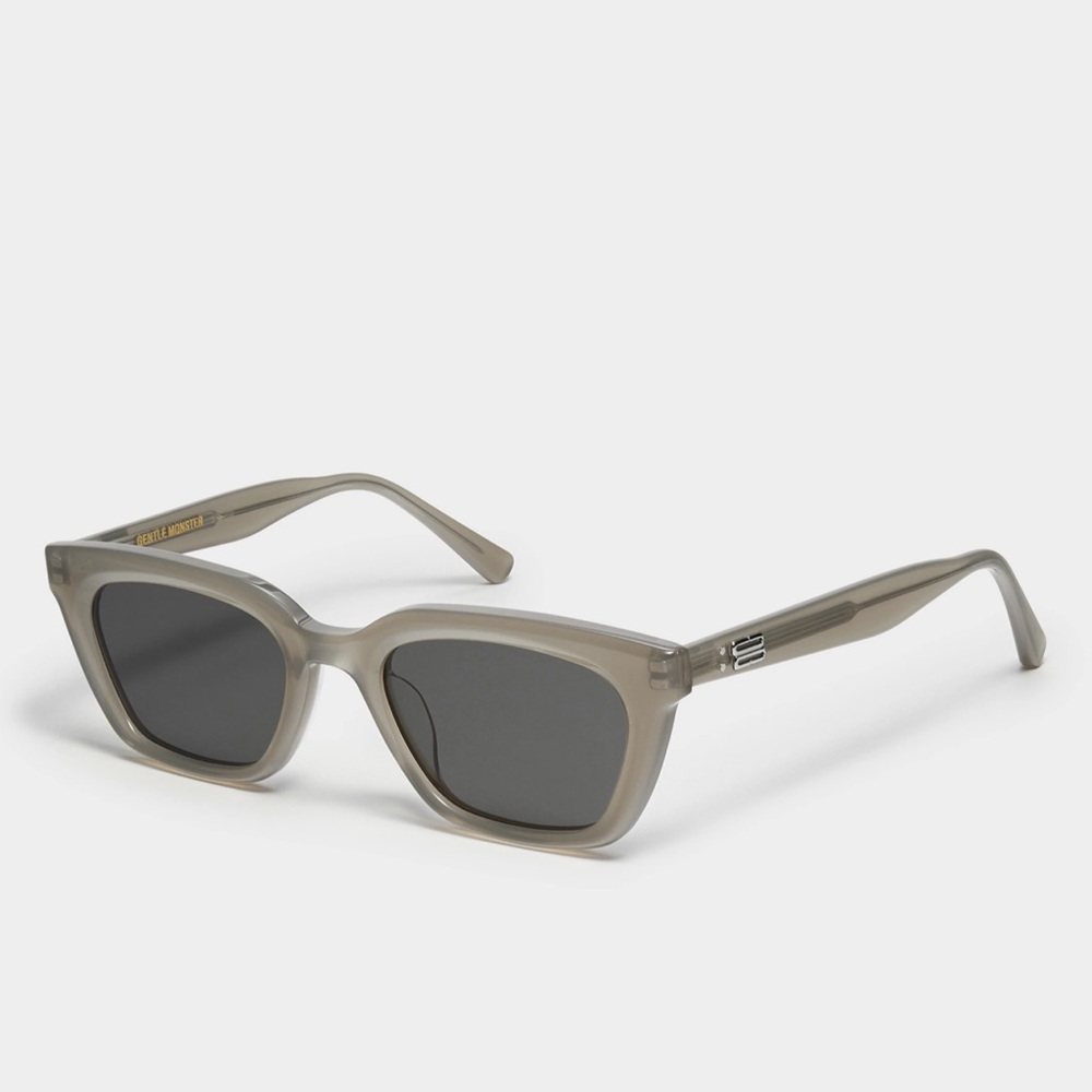 gentle monster hue sunglasses in grey with dark lenses